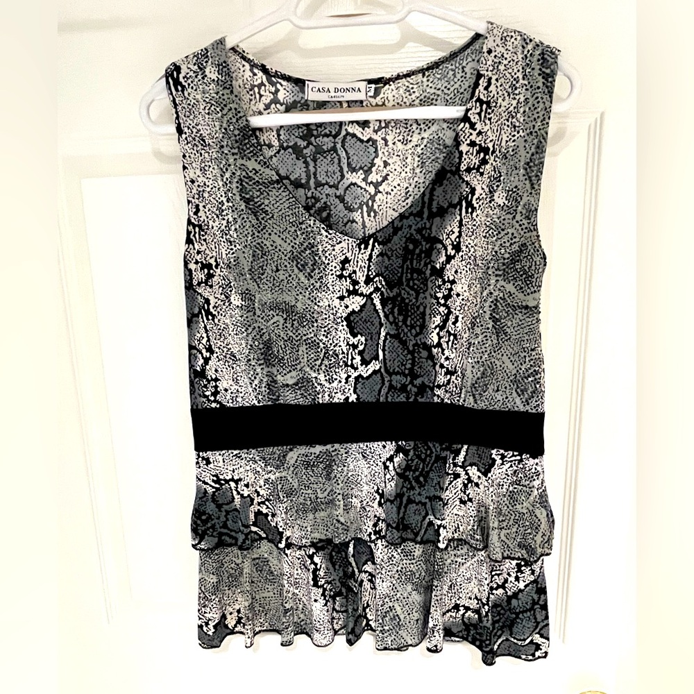 Top Casa Donna Sleeveless
Animal print gray/cream/black/
Size Med stretchy
New